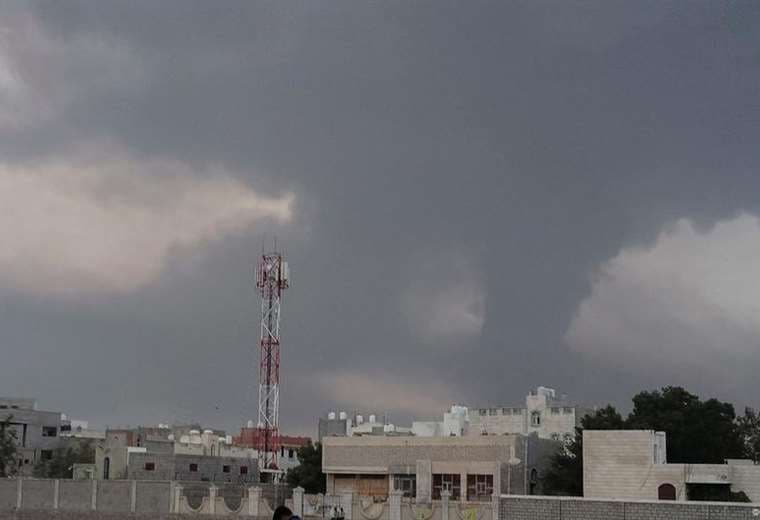 Israel bombardea el puerto de Al Hodeida en Yemen