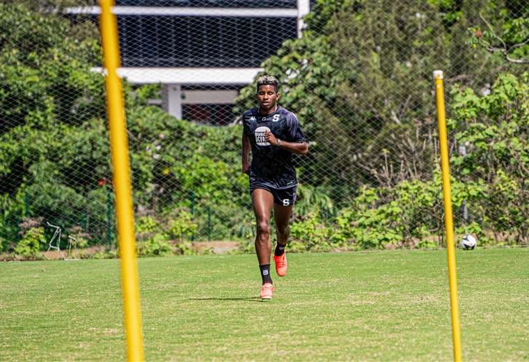 Fidel Escobar: el líder de los panameños en Saprissa