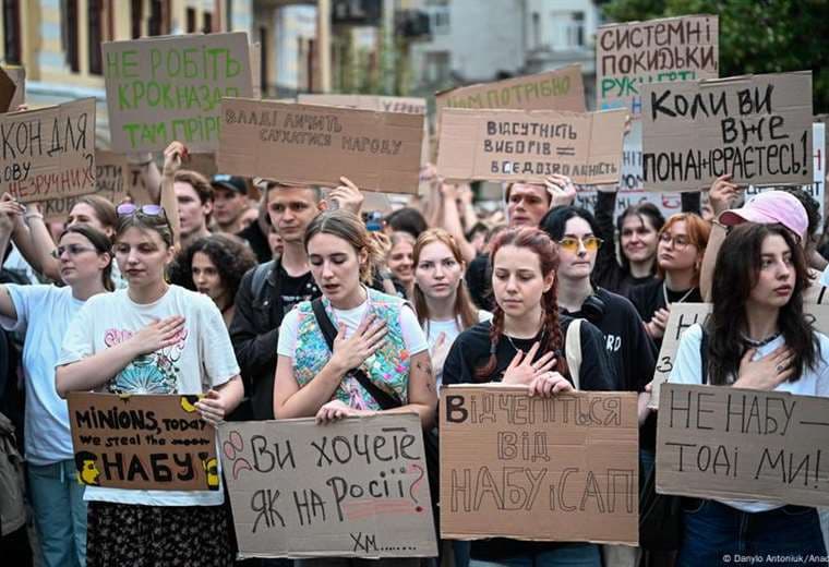 Zelenski defiende medidas sobre agencia anticorrupción pese a protestas en su contra