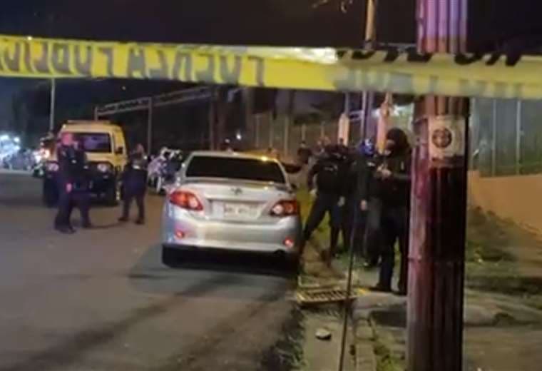 Lo acribillan dentro de carro frente a Plaza América en Hatillo