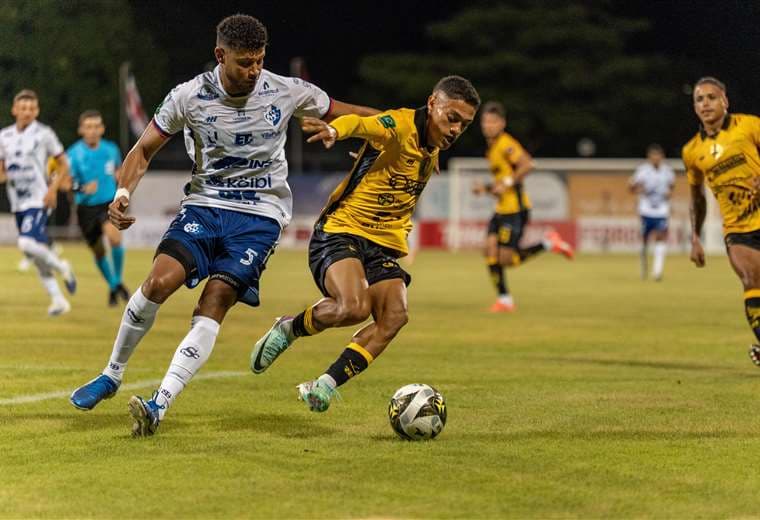Un penal en la agonía del juego le da el triunfo a Liberia sobre Cartaginés