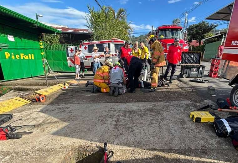 Con equipo de demolición, logran rescatar a hombre atrapado en alcantarilla en Tarrazú