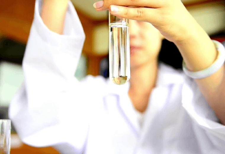 ¿Qué tanto dice el color de la orina sobre su salud?