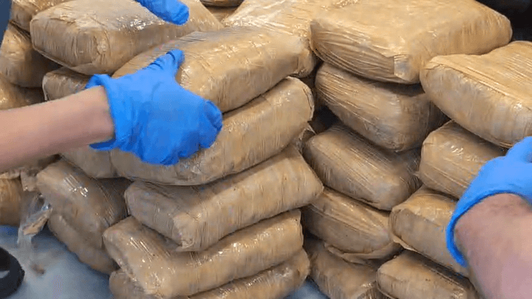 Guardacostas intercepta barco pesquero con más de 400 kilos de cocaína escondidos