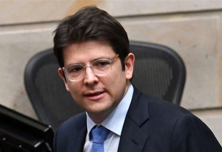 Muere senador y aspirante presidencial baleado hace dos meses en Colombia