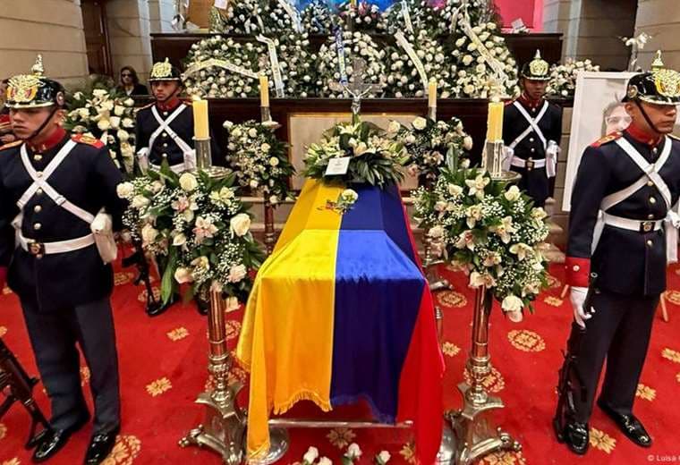 Miles despiden en Bogotá al senador Miguel Uribe Turbay