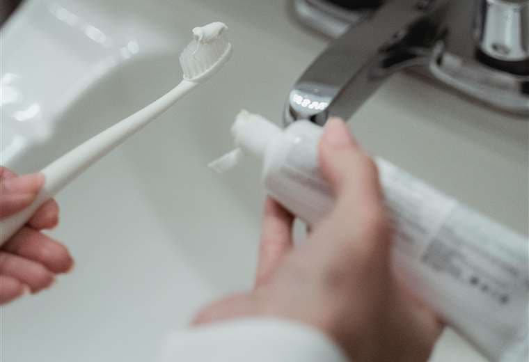Salud ordena suspender venta de pasta dental tras reportes de lesiones en Costa Rica