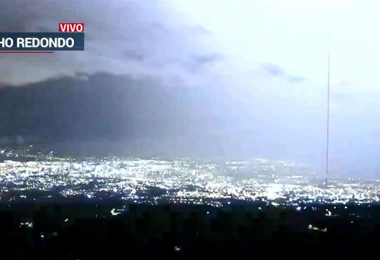 Intensa rayería ilumina el cielo del Gran Área Metropolitana