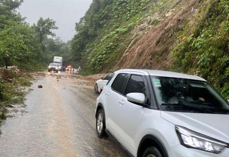 Derrumbes obligan al cierre de Ruta 32 en inicio de fin de semana largo