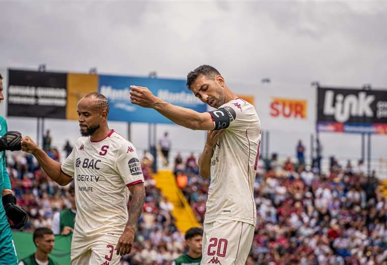 Mariano Torres se queda seis meses más con el Saprissa