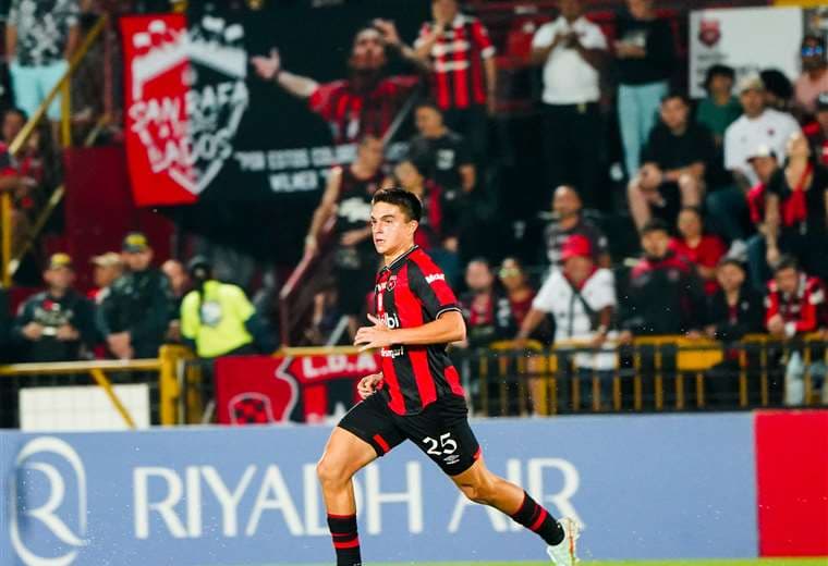 Alajuelense actualiza sobre lesión de rodilla de Santiago Van der Putten: operación fue un éxito