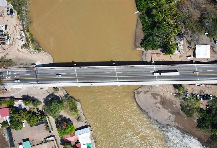 Descubren toma ilegal para robar combustible debajo del puente sobre río Barranca