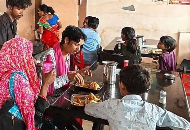 Las cafeterías en India en las que clientes pagan con basura 