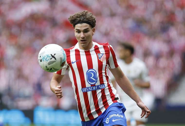 Atlético recibe al Barcelona en Copa con Julián Álvarez y el césped en el punto de mira
