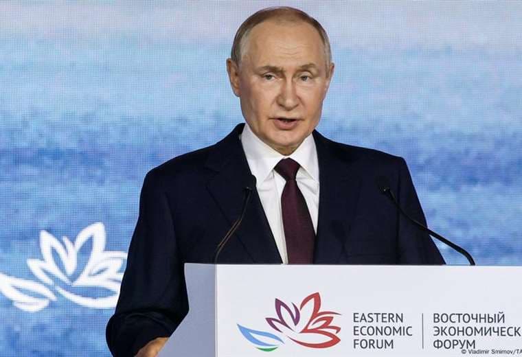 Putin invita a Zelenski a Moscú, pero descarta presencia de tropas extranjeras en Ucrania