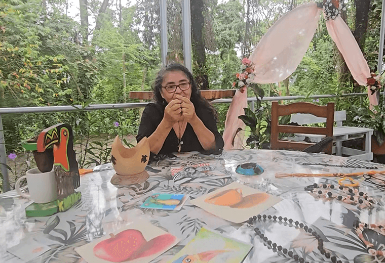 Donde otros ven basura, ella ve tesoros: Priscilla transforma residuos naturales en arte