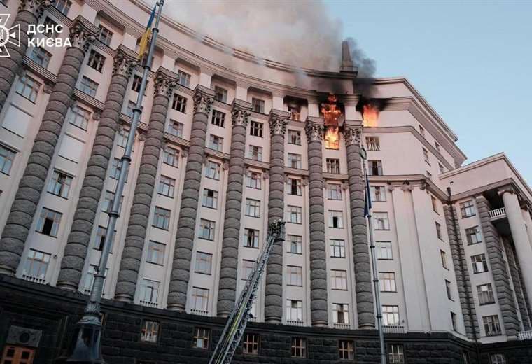 Rusia golpea la sede del gobierno ucraniano en su mayor bombardeo de la guerra