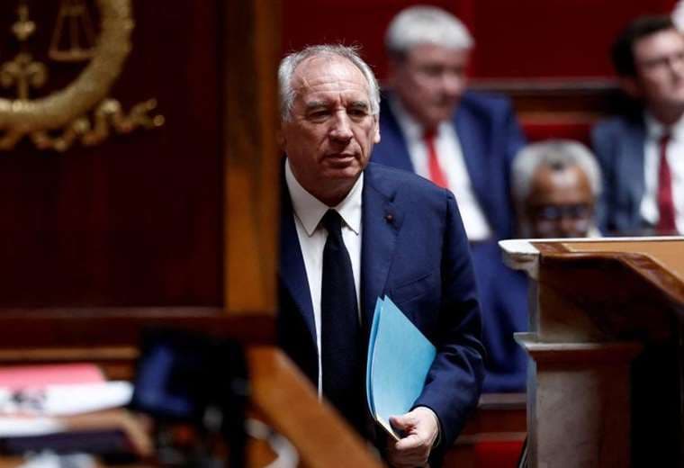 ¿Cómo la grave crisis política y económica que atraviesa Francia hizo caer a su gobierno?