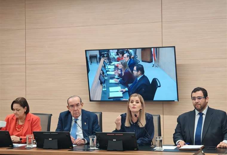 Laura Fernández pide a los diputados priorizar siete proyectos “estratégicos”