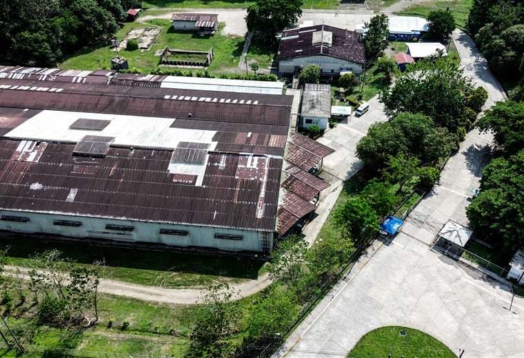 Empresa acusa a Costa Rica de usar antigua fábrica como “centro de detención” para migrantes