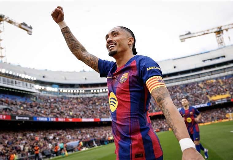 Raphinha brilla con triplete en goleada del Barça al Sevilla