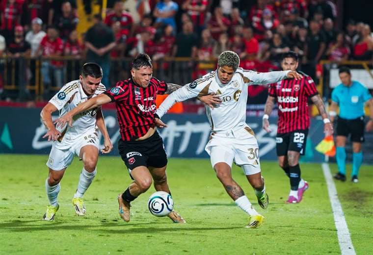 Alajuelense acarició la hazaña… pero un golazo en el último suspiro lo deja fuera