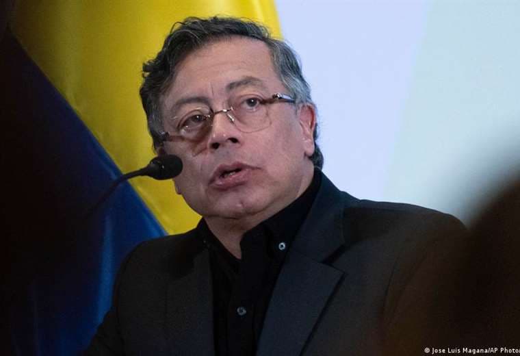 Petro afirma que ataques de Ecuador dejan 27 "cuerpos calcinados"