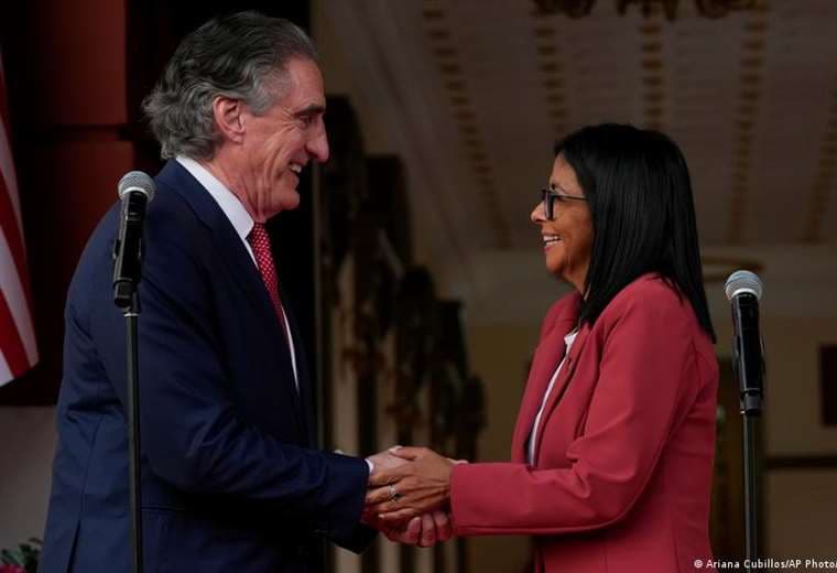 Venezuela retoma sus sedes diplomáticas en EE.UU.