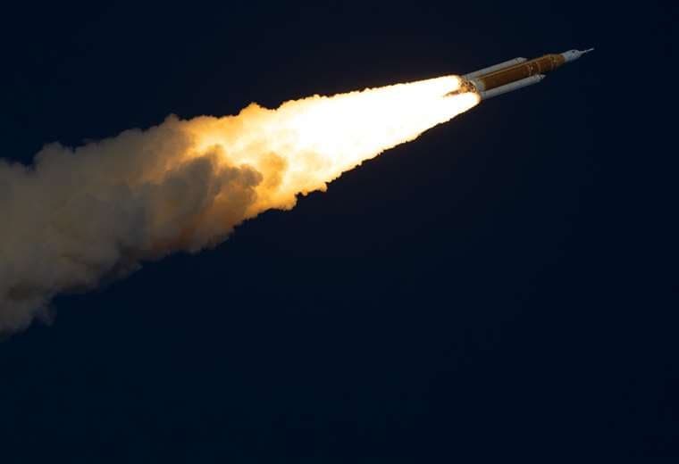 Hasta ahora todo va bien: Cuatro astronautas siguen hacia la Luna por primera vez en medio siglo