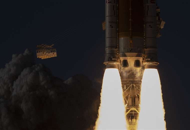 Astronautas inician histórica misión lunar de la NASA Artemis II