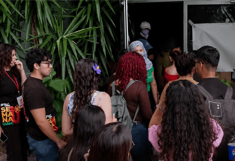 Toma de Rectoría de UCR cumple una semana: estudiantes preparan karaoke y "bailongo"