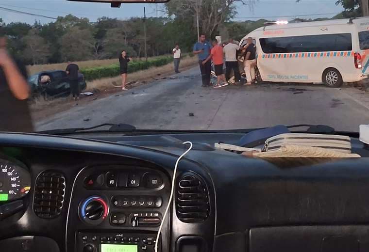 Choque frontal entre ambulancia y automóvil deja un fallecido y varios heridos en Abangares