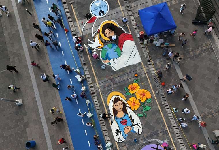 Salvadoreños elaboran alfombra de sal de más de 1 km en Semana Santa