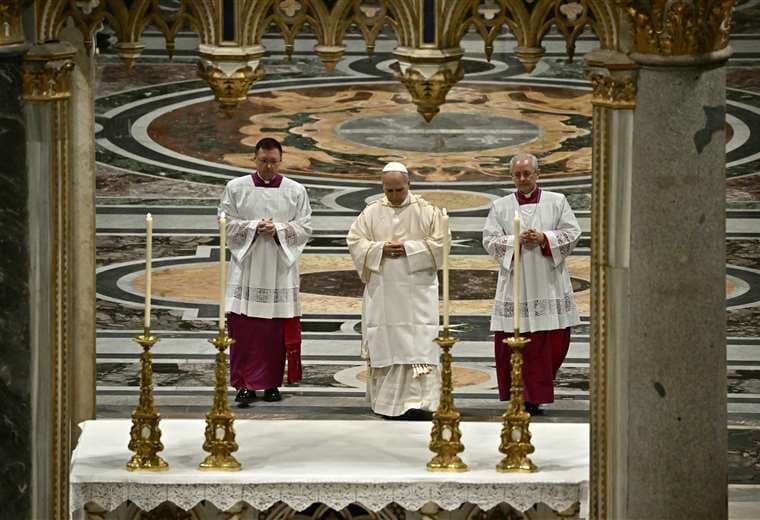 Primer viacrucis del papa León XIV en el Coliseo, en tiempos de guerra