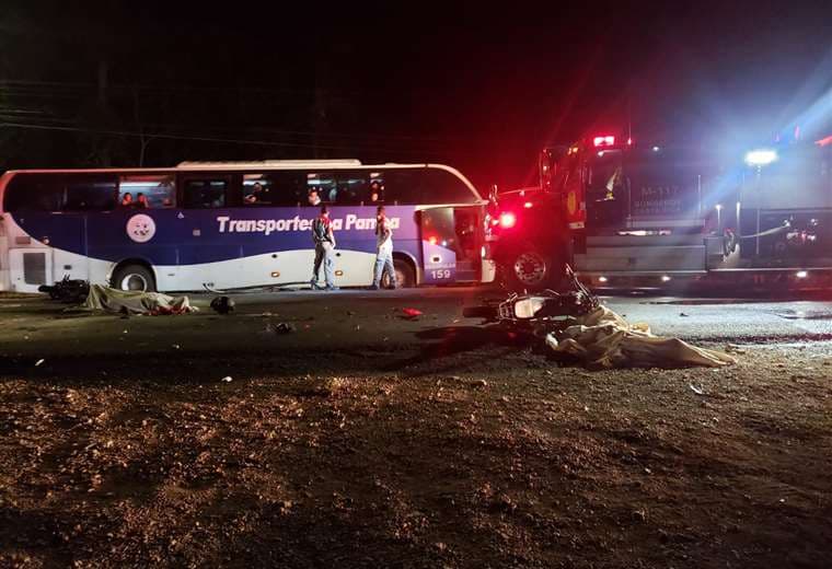 Violento choque de motocicletas deja dos fallecidos y una de ellas envuelta en llamas