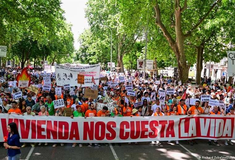 Miles de personas marchan en Madrid contra el alto precio de la vivienda