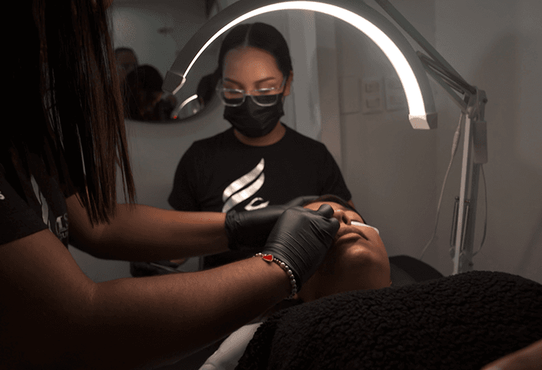 Tecnología estética mejora la apariencia de pestañas y cejas