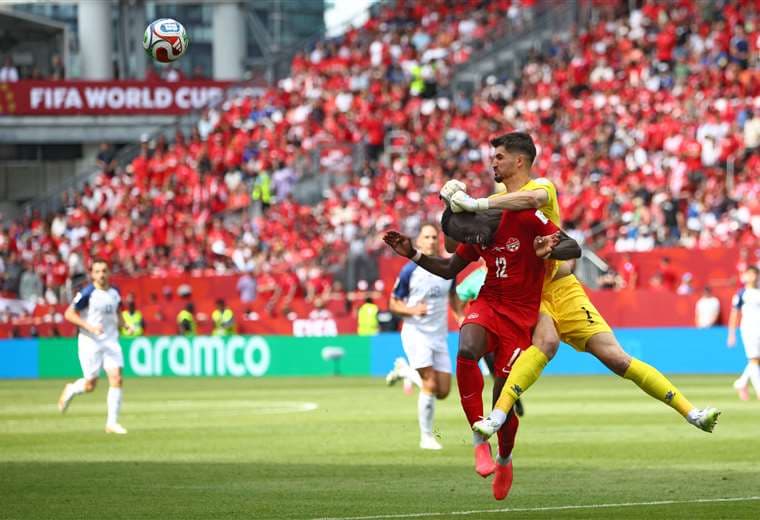 Canadá salva el empate ante Bosnia en su debut como sede mundialista