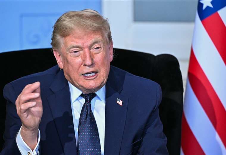 Trump amenaza con volver a "lanzar bombas" si Irán "no se comporta"