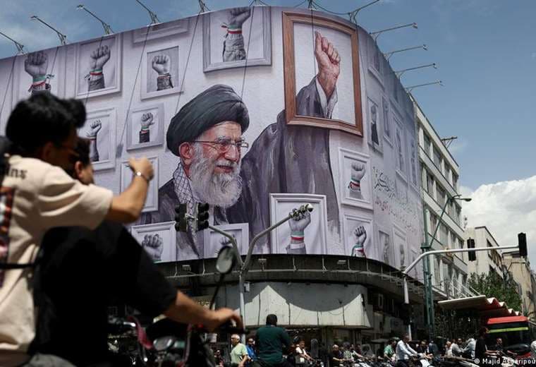 Irán planea funeral de tres días para difunto líder supremo