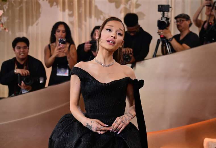 Ariana Grande revela canciones de 'Petal' y confirma cuándo estrenará su nuevo álbum