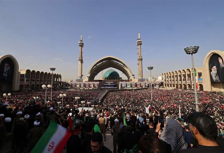 Comienza el funeral del ayatolá iraní Alí Jamenei con una afluencia masiva de fieles