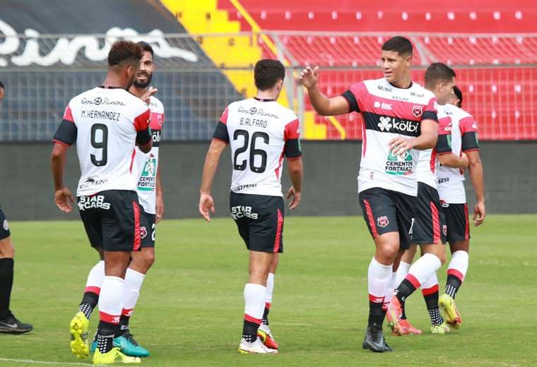 Marcel marcó triplete en fogueo ganado por Alajuelense ante San Carlos
