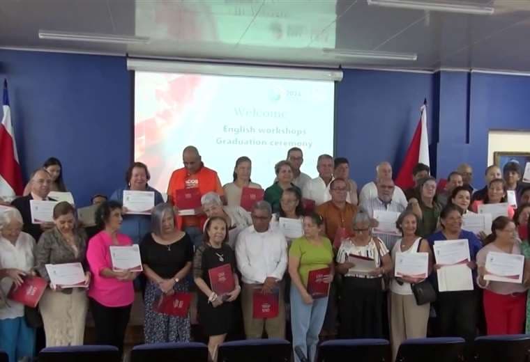100 adultos mayores se gradúan de inglés en la Universidad Nacional