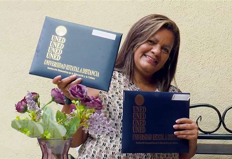 Mamá ejemplar terminó el colegio a los 50 años y se graduó de la universidad a los 57