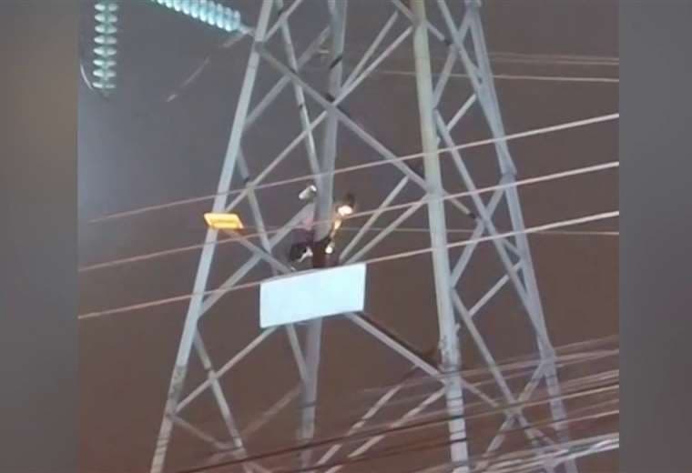 Bomberos rescata a hombre que subió a torre eléctrica en Desamparados