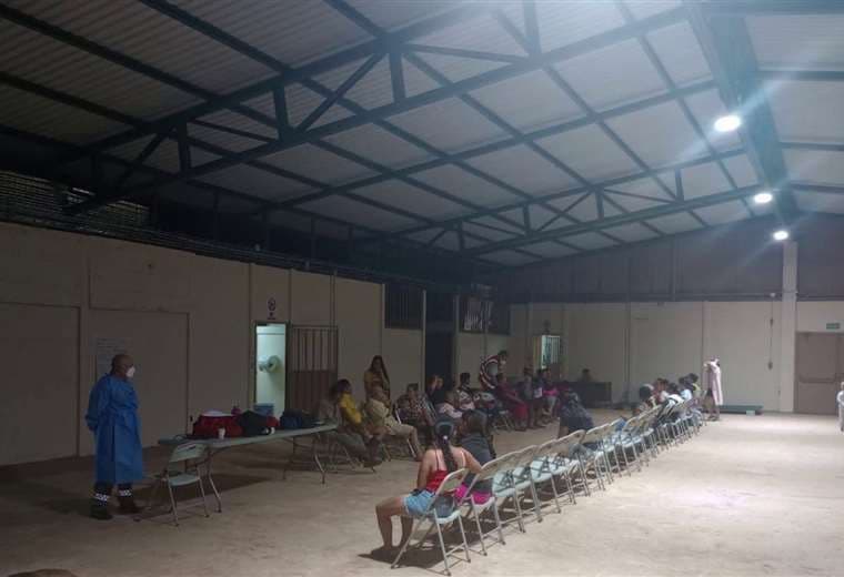 Fumigación en piñera de Los Chiles dejó 35 personas intoxicadas, incluidos 9 niños