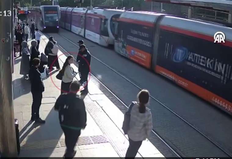 Video: Policía turco evita que mujer sea atropellada por un tren