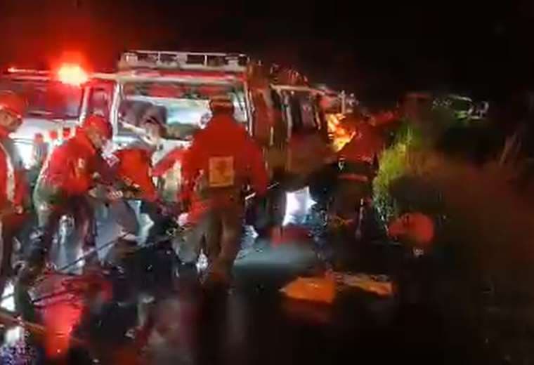 Cruz Roja logró rescatar a seis personas que cayeron a precipicio