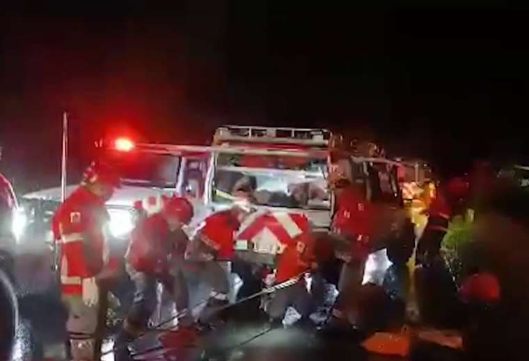Bebé de 8 meses entre los rescatados luego de que carro cayera a río en Turrialba